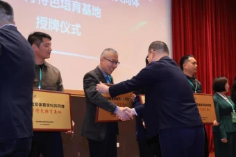 媒体记者如何报道篮球选秀权的动态_1